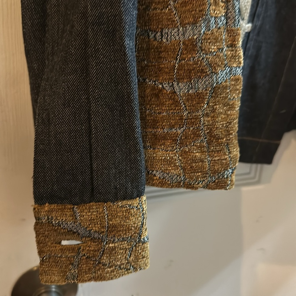Creative and statement jacket. - Picture 3 of 8